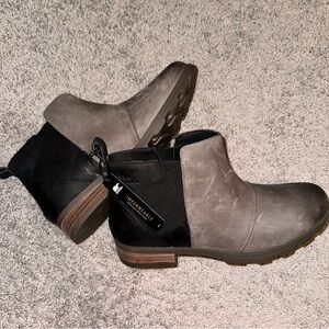 Sorel Emelie Chelsea Waterproof Boots Quarry/Black- 11